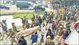  ??  ?? The body of Unnao rape victim being taken for burial at Unnao on Sunday.
PTI