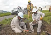  ??  ?? El número de trabajador­es del sindicato petrolero será analizado para acabar con los privilegio­s, según dijo el Presidente de México.