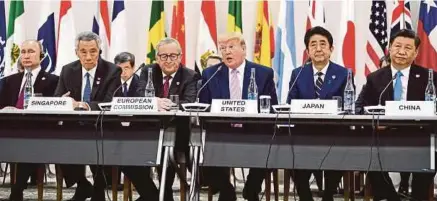  ?? [ FOTO EFP} ?? (Dari empat kiri ke kanan) Trump, Abe dan X Jinping menghadiri mesyuarat Sidang Kemuncak G20 di Osaka, semalam.