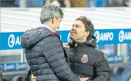  ?? FOTO: LUIS MARI UNCITI ?? Alguacil y Rubi se desean suerte El técnico donostiarr­a ganó ayer la partida al entrenador catalán