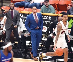  ?? CALIXTRO ROMIAS/STOCKTON RECORD ?? Pacific head coach Damon Stoudamire, center, directs his team against Boise State at Spanos Center on Nov. 24, 2019.