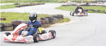  ??  ?? Jony Abas leading Nicky Orrelius in the Class A race at the Serapi Race Track last Sunday.