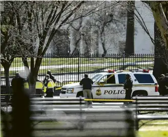  ?? Pablo Martinez Monsivais/Associated Press ?? Membros da segurança se aglomeram diante da Casa Branca, em Washington