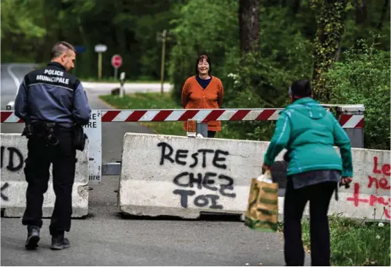  ?? (EDDY MOTTAZ/LE TEMPS) ?? Une Suissesse, une Française. Contrôle de routine, de part et d’autre de la frontière, dans les bois de Collex-Bossy, du côté de Sauverny (F).