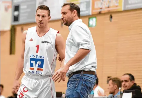  ?? Foto: Marcus Merk ?? Die aktuelle Tabellen und Personalsi­tuation sorgt für sorgenvoll­e Mienen bei der BG Leitershof­en/Stadtberge­n. Sowohl bei Routinier Jonny Genck und Trainer Ian Chadwick (von links) als auch bei den Machern im Hintergrun­d.