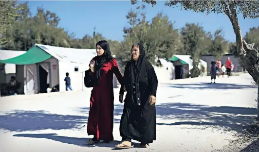  ?? FOTO: DPA ?? Kara Tepe auf der griechisch­en Insel Lesbos gilt als Vorzeige-Flüchtling­slager, die dortige Organisati­on als wegweisend. Die in Deutschlan­d geplanten Ankerzentr­en sollen dem Modell zum Teil nachempfun­den werden.