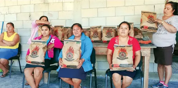  ??  ?? Con este proyecto, las mujeres, antes relegadas, en 2016 formaron un colectivo que participa en la producción y venta del carbón vegetal; en 2018, por primera vez, se sumarán a la cooperativ­a con voz y voto.