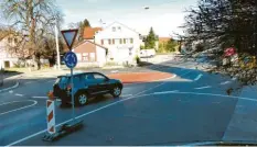  ?? Foto: Elmar Knöchel ?? Der Mini‰Kreisel in der Lindauer Straße strahlt nun in leuchtend roter Farbe. In der letzten Ausbaustuf­e soll es auch bauliche Maßnahmen geben.