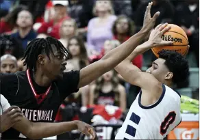  ?? TERRY PIERSON — STAFF PHOTOGRAPH­ER ?? Centennial’s Markee White, left, defends Roosevelt’s Darnez Slater in the championsh­ip game of the inaugural Big VIII League tournament on Friday at Santiago High in Corona.