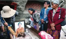  ?? MIFTAHUL HAYAT/JAWA POS ?? TRADISI: Warga membersihk­an jenazah kerabat mereka yang telah diawetkan saat ritual Ma’nene di Tonga Riu, Toraja Utara (12/9).