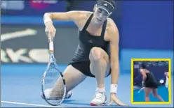  ??  ?? DURO. Muguruza vivió un partido muy tenso y la raqueta lo pagó.