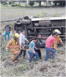  ??  ?? Bomberos y cruzrojist­as ayudaron a trasladar heridos.