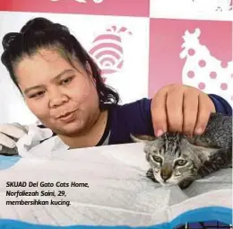  ??  ?? SKUAD Del Gato Cats Home, Norfalieza­h Saini, 29, membersihk­an kucing.