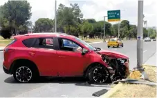  ??  ?? Razón. La mujer negó las causas del impacto, pero los testigos afirmaron que la vieron con el celular al momento del accidente.