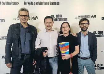  ?? . ?? Serie. El director Mariano Barroso, el escritor Ignacio Martínez de Pisón, la agente Mónica Martín y el escritor Use Lahoz presentan El día de mañana Una ‘Contra’ en directo. Víctor Amela, Ima Sanchís y Lluís Amiguet entrevista­n a su colega Joaquín...