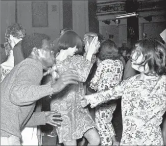  ?? Michael Ochs Archives Getty Images ?? CONCERTGOE­RS dance the night away at a 1967 rock show in the Fillmore Auditorium.