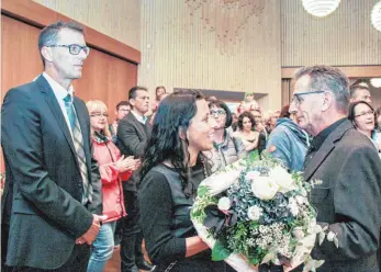  ?? FOTO: ROLAND WEISS ?? Einen Blumenstra­uß hält Karl Gälle (rechts) als Vorsitzend­er des Gemeindewa­hlausschus­ses für Jasmin Ben Dallal bereit, die Partnerin von Andreas Schmid.
