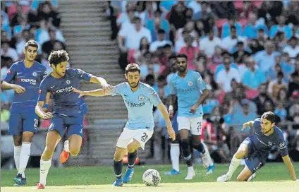  ?? FOTO: AP ?? Bernardo Silva se lleva un balón entre Marcos Alonso y Jorginho en la final de la Community Shield