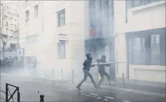  ?? (Photo IP) ?? Plusieurs individus s’en sont pris, hier matin, à deux commissari­ats près du lycée Henri- Bergson à Paris en marge d’un rassemblem­ent contre les violences policières.