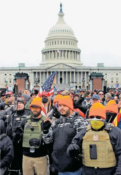  ?? JIM URQUHART/REUTERS-6/1/2021 ?? Radicalism­o. Membros do grupo de extrema direita Proud Boys antes da invasão ao Capitólio, em janeiro