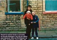  ?? (DR) ?? Devant la maison louée à Lancaster, en Grande-Bretagne, lors de son séjour post-doctoral. Avec ses fils Etienne, né en 2002, et Valentin, né en 1999.