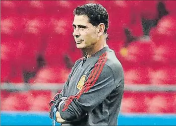  ?? FOTO: J.A. SIRVENT ?? Fernando Hierro observa el entrenamie­nto de sus jugadores ayer en Kaliningra­do