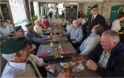  ?? FOTO JORIS HERREGODS ?? De 75jarige exparacomm­ando’s komen nog elk jaar samen in café Lambik.