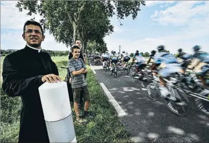  ?? MARCO BERTORELLO / AFP ?? Un cura seguía ayer el 105º Tour de Francia, entre Carcasona y Bagneres-de-Luchon, al suroeste del país