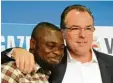  ??  ?? Clemens Tönnies (rechts) mit dem ExSchalke-Profi und jetzigen Klub-Angestellt­en Gerald Asamoah. Archivfoto: dpa