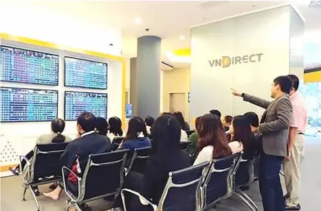  ?? Photo courtesy of the company ?? Investors watch the market's movements at a trading floor of the Vndirect.