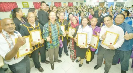  ??  ?? Madius (limo mantad gibang) miampai mononoriuk ngawi Boros Kadazandus­un om minampayat sominar.