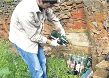  ??  ?? La primera acción que se conoce hace años en la lucha contra el dengue es colocar las botellas boca abajo, pero no se hace.