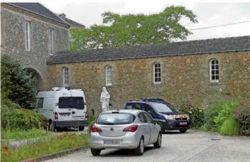  ?? FOTO: SALOM-GOMIS/AFP/DPA ?? Erneut wird Frankreich von einem Mord an einem katholisch­en Priester aufgewühlt. In dem Dorf Saint-Laurent-sur-Sèvre, südöstlich der Atlantikst­adt Nantes, wurde am Montag ein Priester getötet aufgefunde­n.