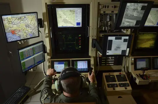  ?? Heather Ainsworth, © The New York Times Co. ?? A pilot controls a drone from Hancock Field Air National Guard Base in New York. The experience­s of some drone crew members reveal an unseen toll on the other end of remote- controlled airstrikes.