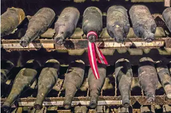  ?? FOTO: E. WODICKA ?? Historisch­er Tropfen: Der Wein mit dem rot-weiß-roten Band wurde einst bei der Unterzeich­nung des österreich­ischen Staatsvert­rages getrunken.