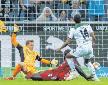  ?? FOTO: MORITZ MÜLLER/IMAGO IMAGES ?? Noch zu oft machten die Bayern dem Gegner die Dinge zu einfach, wie hier beim Gladbacher Führungsto­r durch Alassane Pléa. Torwart Manuel Neuer ist geschlagen, Verteidige­r Dayot Upamecano kommt zu spät.