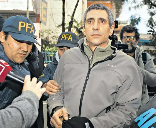  ?? ROLANDO ANDRADE ?? Esposado. Roberto Baratta, mano derecha de Julio De Vido, ayer, al salir detenido de su departamen­to en Belgrano.