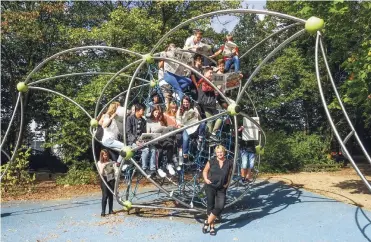  ?? FOTO: PRIVAT ?? Lehrerin Birgit Montag mit ihrer Klasse 9f vom Otto-Hahn-Gymnasiusm in Monheim .