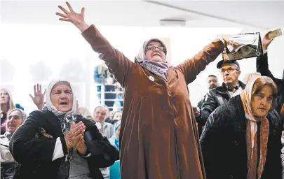  ??  ?? Mulheres comemoram ao assistir condenação de Ratko Mladic pela TV, próximo a Srebrenica, na Bósnia