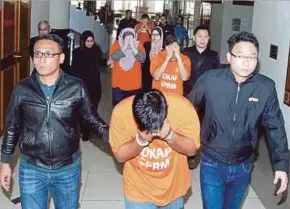  ?? OSMAN
PIC BY ZULKEPLI ?? Malaysian Anti-Corruption Commission officers bringing in the suspects at the Kuantan Court Complex yesterday.