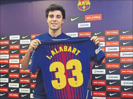  ?? FOTO: PEP MORATA ?? Ignacio Alabart, en su presentaci­ón como nuevo jugador de la primera plantilla del Barça Lassa tras jugar dos años en el Voltregà