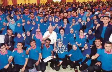  ??  ?? NAJIB dan isteri bersama siswa pada Program BAKTI & Siswa di Putrajaya.