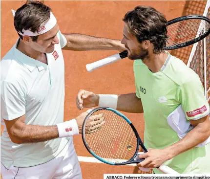  ??  ?? ABRAÇO. Federer e Sousa trocaram cumpriment­o simpático