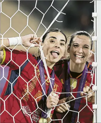  ?? FOTO: EFE ?? Misa y Laia Codina, todo felicidad, lo festejaron desde la portería del estadio de La Cartuja