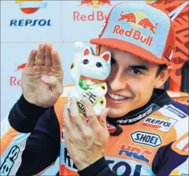  ??  ?? MANEKI-NEKO. El gato de la suerte siempre acompaña a Marc Márquez en el box de Motegi.