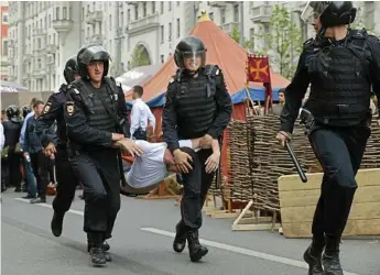  ?? PHOTO: YURI KOCHETKOV/EPA ?? BRUTAL RESPONSE: Russian police officers carry a detained participan­t of an unauthoris­ed opposition rally in central Moscow.