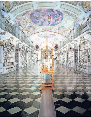 ?? FOTO: LOIS RENNER ?? Im Stift Admont in der Steiermark gibt es die größte Klosterbib­liothek der Welt. Der Wiener Fotograf Lois Renner lichtete sie mit einem dreidimens­ionales Modell seines Salzburger Ateliers ab.