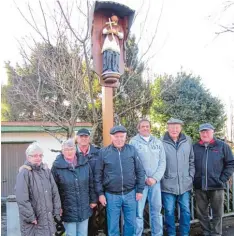  ?? Foto: Erwin Hörmann ?? Rosemarie Spengler, Marianne Langenmair, Erwin Hörmann, Ignaz Miller, Reinhard Bigelmaier, Karl Katzenschw­anz und Josef Zott (von links) mit dem neuen Brücken heiligen.