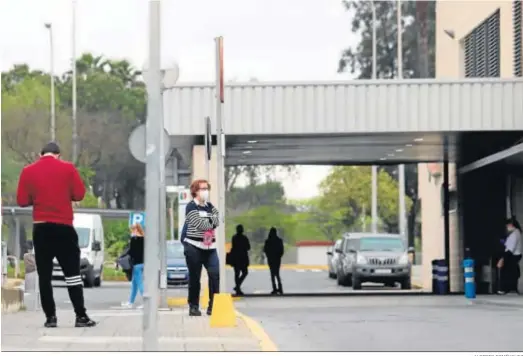  ?? ALBERTO DOMÍNGUEZ ?? Acceso a Urgencias del Juan Ramón Jiménez, este sábado.