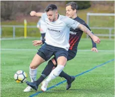  ?? FOTO: CHRISTIAN METZ ?? Der SV Oberzell (hinten Daniel Marin) verlor gegen den SV Ochsenhaus­en (Alexander Ziesel) mit 1:3.